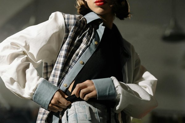 Welche Stoffe sind in der aktuellen Frauenmode besonders beliebt?